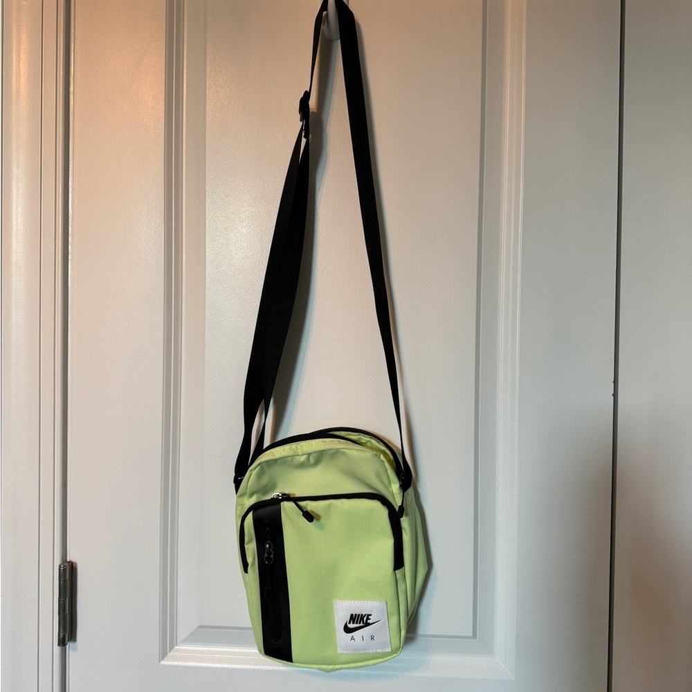 Nike Elemental Premium Cross Body Bag